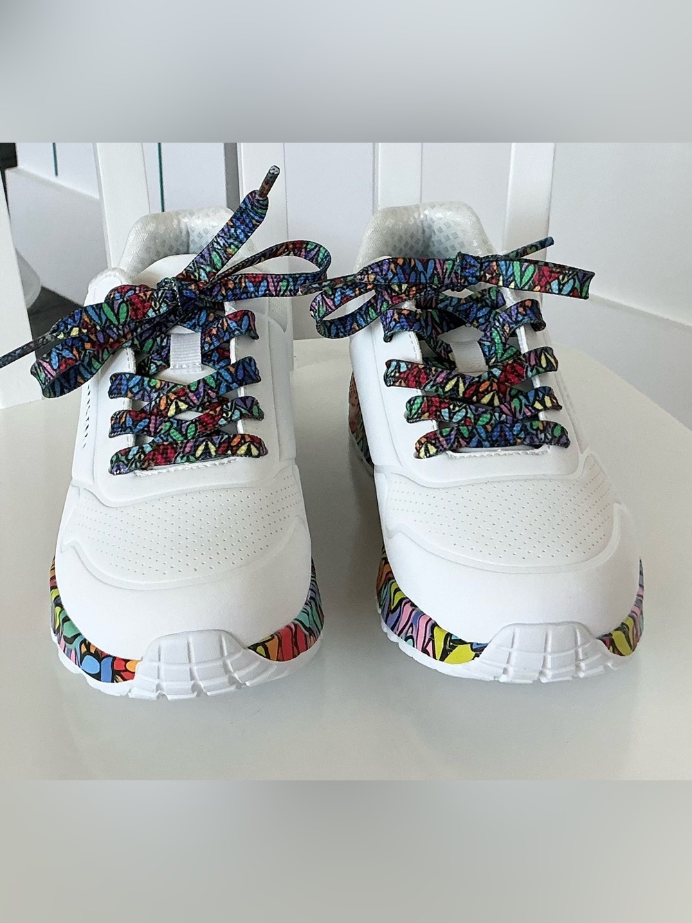 Skechers Brand NEW White Platform Sneakers with Colorful Heart Pattern - Picture 3 of 6